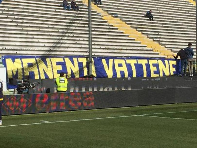 All&#39;interno dello stadio fa capolino uno striscione anche contro l&#39;attuale presidente Giampietro Manenti, accolto dall&#39;applauso dei pochi presenti al Tardini questa domenica. Twitter